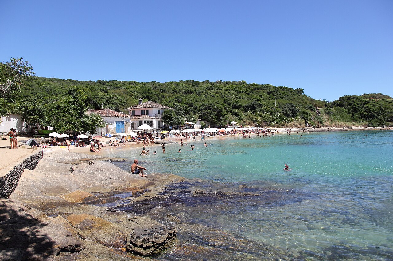 Clear water and coastline at Azeda beach